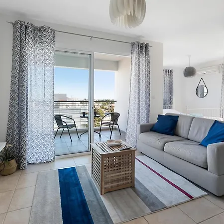 Glabur - The Sunny Atelier - City, Free Parking & Wifi, Welcomes You!!! Daire